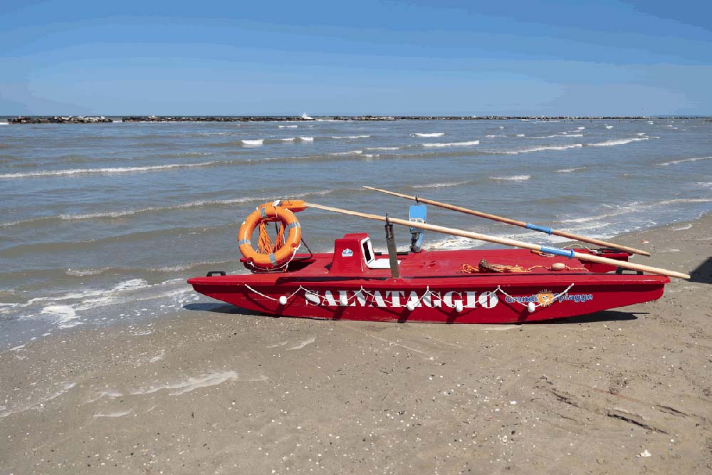 Imbarcazione di salvataggio sulla spiaggia